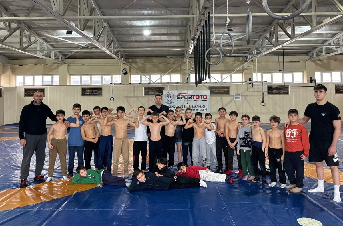 Kaymakam Gökpınar, Hendek Olimpik Spor Kulübü’nü ziyaret etti