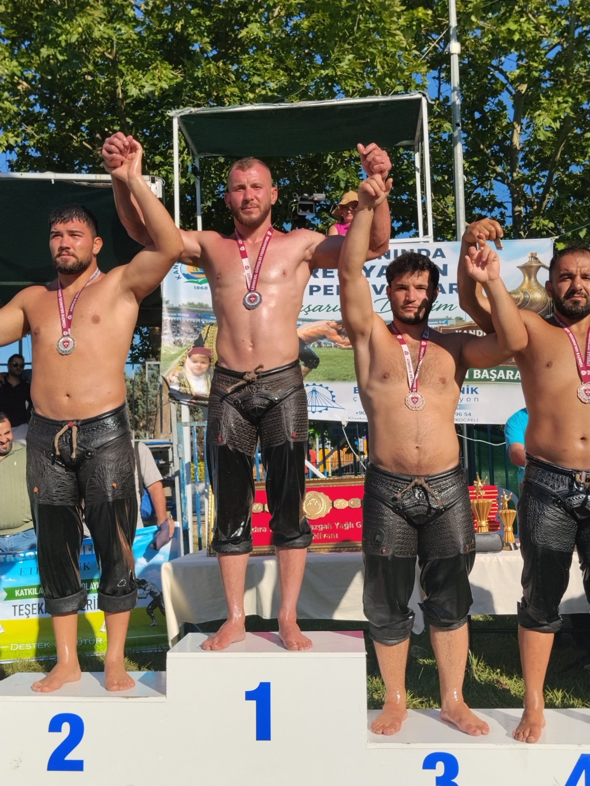 Büyükşehir’in sporcuları güreşte kürsünün sahibi oldular